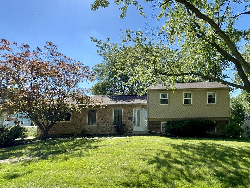1st image of 300 N Braintree Dr