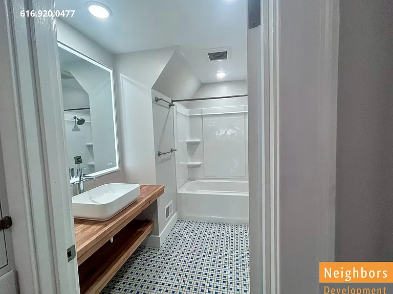 2390 Crestview Dr SW — Photo 16