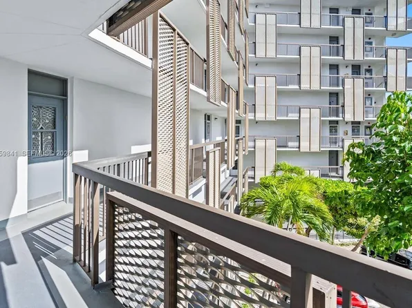 20400 W Country Club Dr APT 310, Aventura, FL 33180