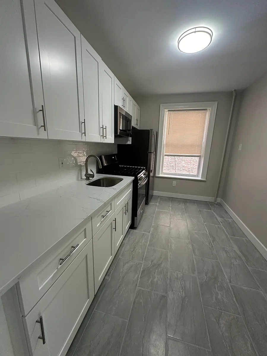 Building Photo - 123-126 Corbin Ave #303