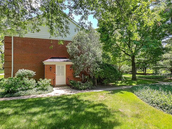 2nd image of 906 Chanticleer Ln #906