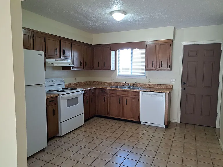 3704 E 11th St #B — Photo 4