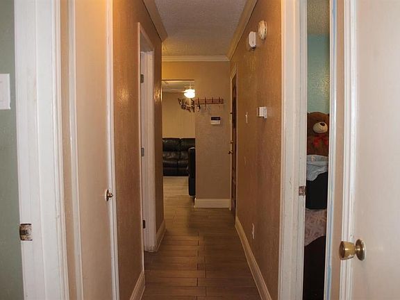 3rd image of 1800 Jasmine Ln