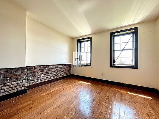 4th image of 184 Irving Ave APT 3