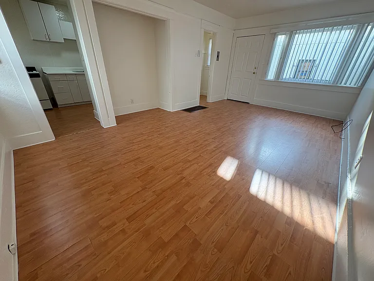 930 E 3rd St #11 — Photo 2