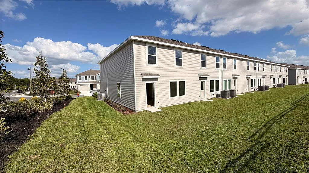 3 bed, 2.5 bath, 1423 sqft, $2,200 — Photo 4