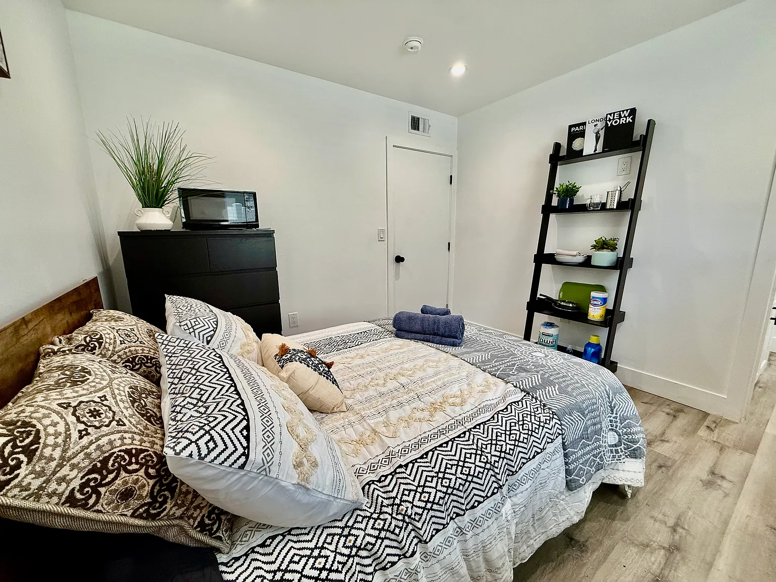 Studio, 210 sqft, $1,400 — Photo 3