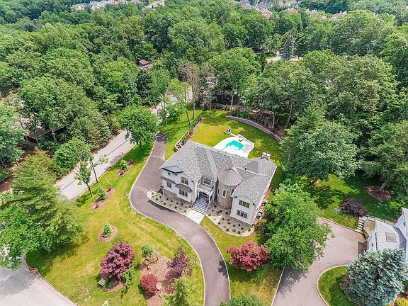 3rd image of 12 Westmount Dr