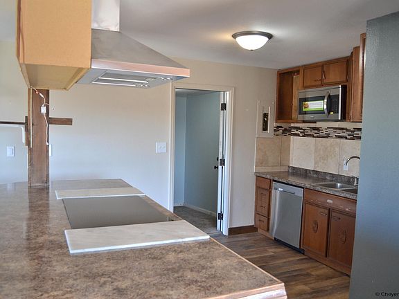 3rd image of 800 E 3rd St