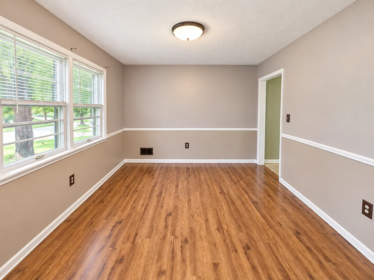 4 Bedroom home in Southend! — Photo 3