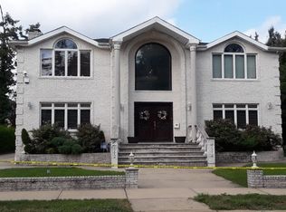 8361 Charlecote Rdg, Jamaica, NY