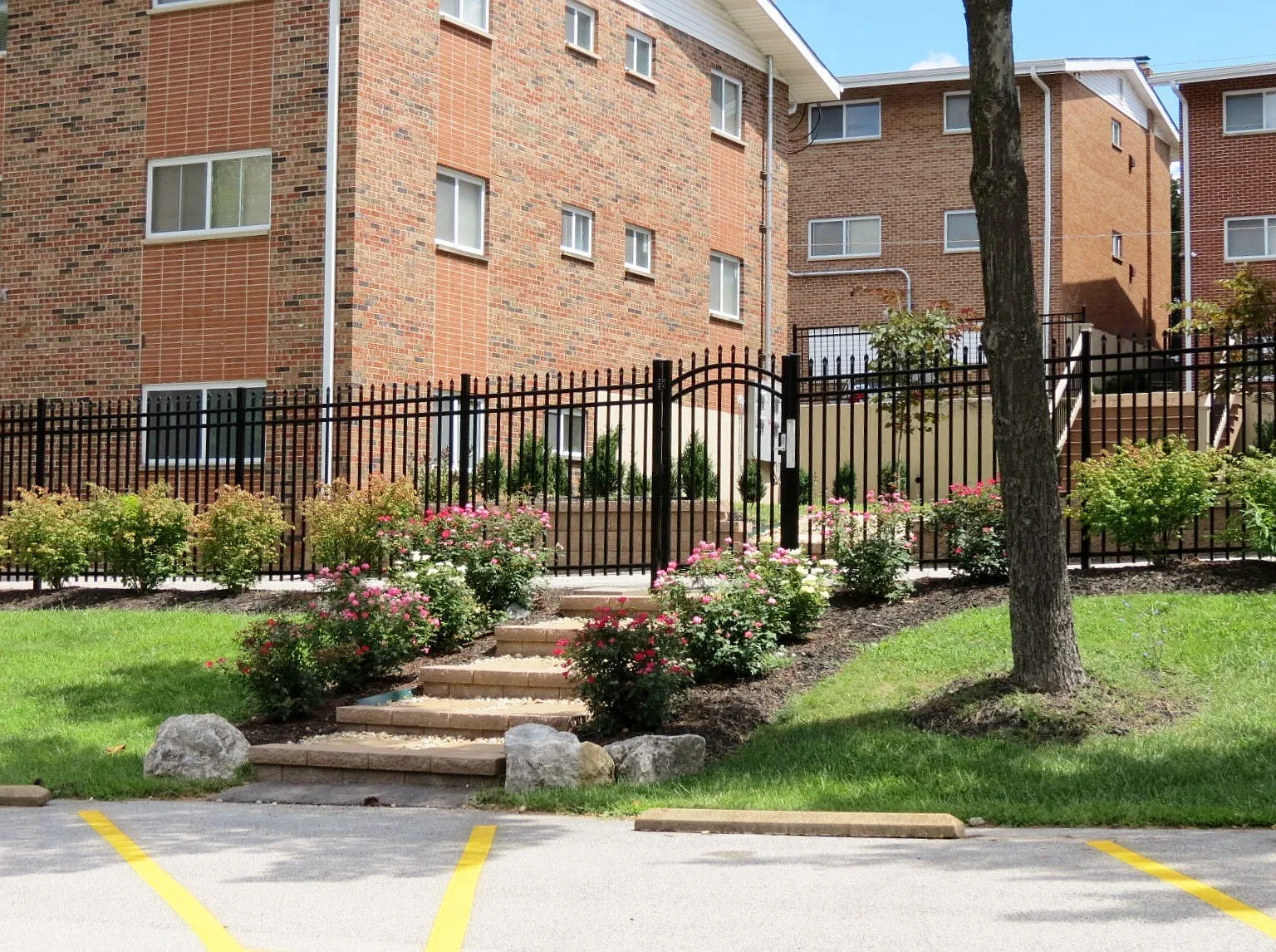 University Villa Apartments — Photo 2