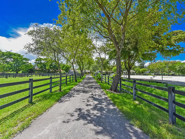 2040 Appaloosa Trl — Photo 2