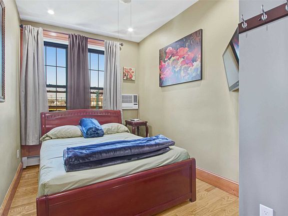3rd image of 9502 Jamaica Ave