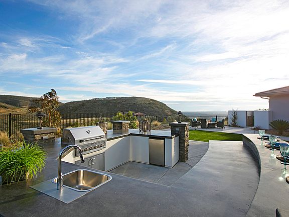 BBQ island/outdoor kitchen