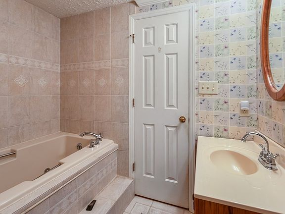 5th image of 773 Mount View Rd