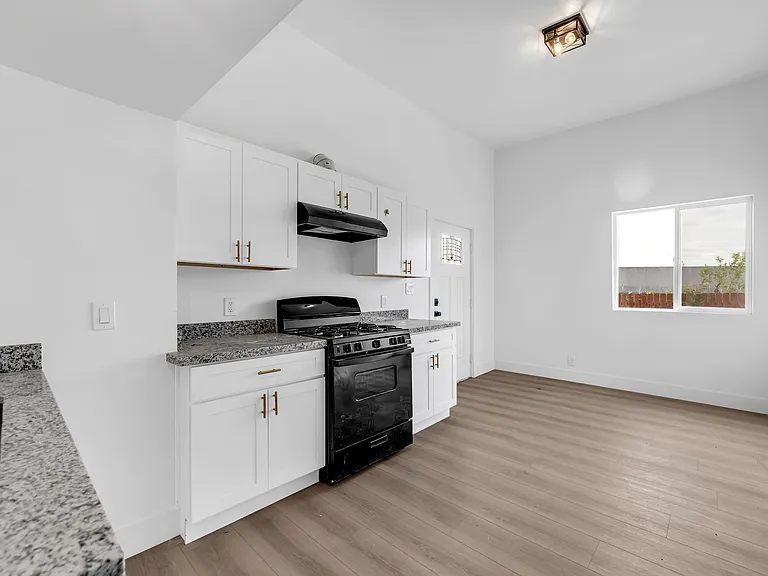 950 W 7th St #3 — Photo 2
