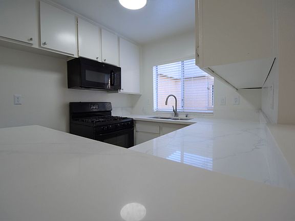 5th image of 21350 Parthenia St #205