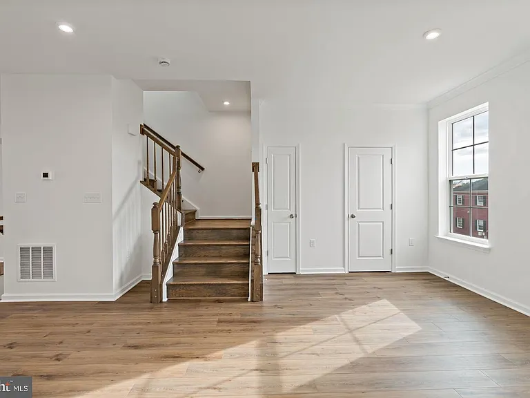 646 Hemsworth Ln — Photo 16