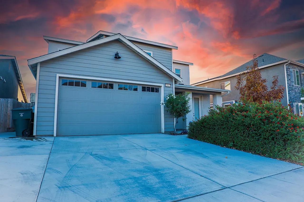 4 bed, 2.5 bath, 2234 sqft, $3,500 — Photo 2