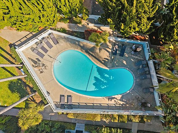 3rd image of 2360 Torrey Pines Rd Unit 28