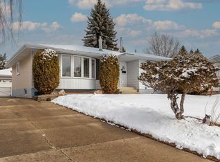 30 Groveland Rd, Strathcona County, AB T8A 3G6