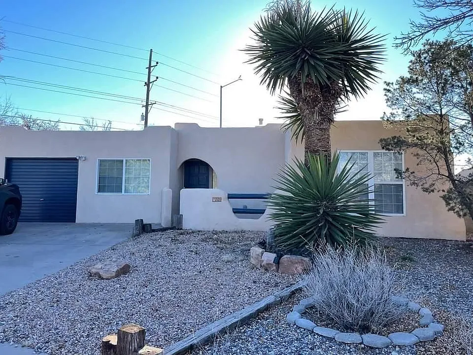2121 Avenida De Las Alturas