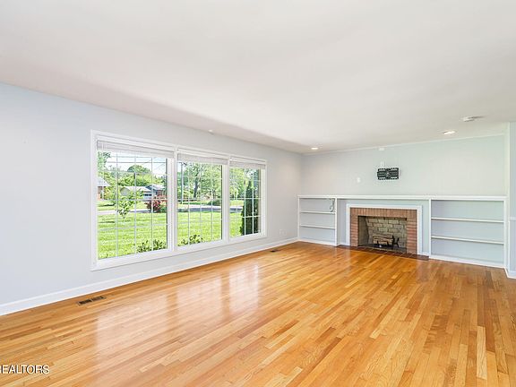 3rd image of 7012 Gainesborough Dr