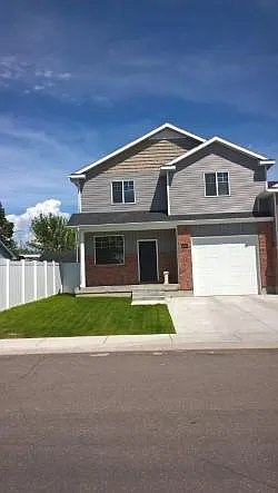4752 Chateau St Photo 1