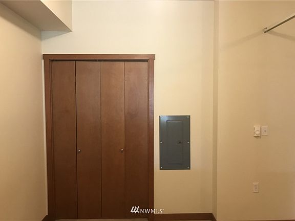 5th image of 910 Gladstone #205