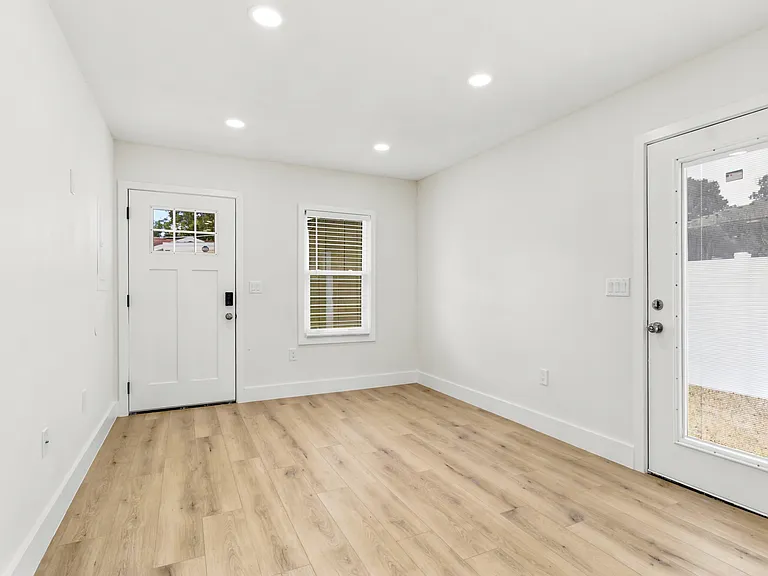 701 W Plaza Pl #C — Photo 8