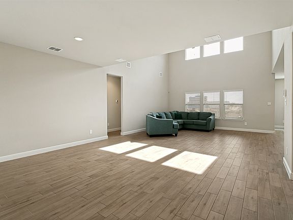 4th image of 832 Alexandria Ln