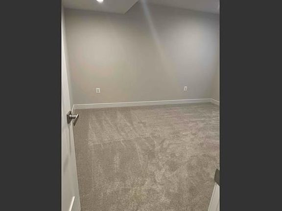 5th image of 512 Rivers Edge Dr