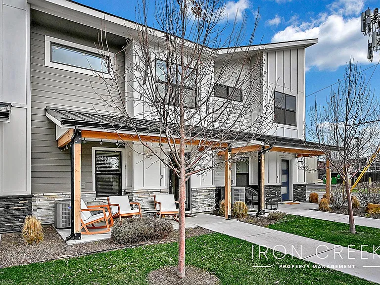 2928 W Davis St — Photo 1