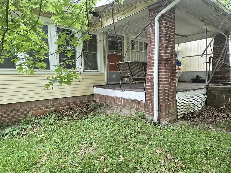 1540 Maple Rd — Photo 1