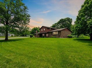 8 Hillside Dr E, Oelwein, IA 50662