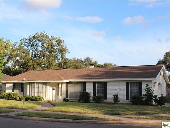 3rd image of 301 Banbury Ln