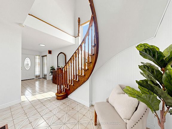 5th image of 36 Lyon Heights Rd