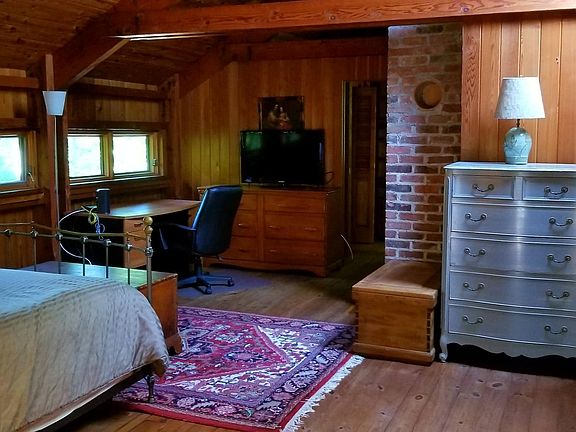 Master Bedroom, TV, Desk, Chest of drawers.