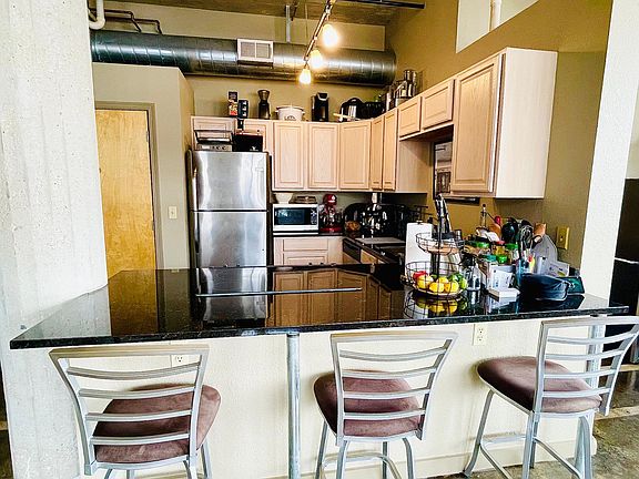 4th image of 2029 Wyandotte St APT 304