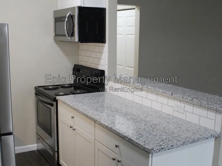 Melvindale Square — Photo 18