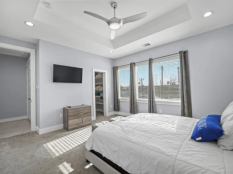 2413 Pease St — Photo 28