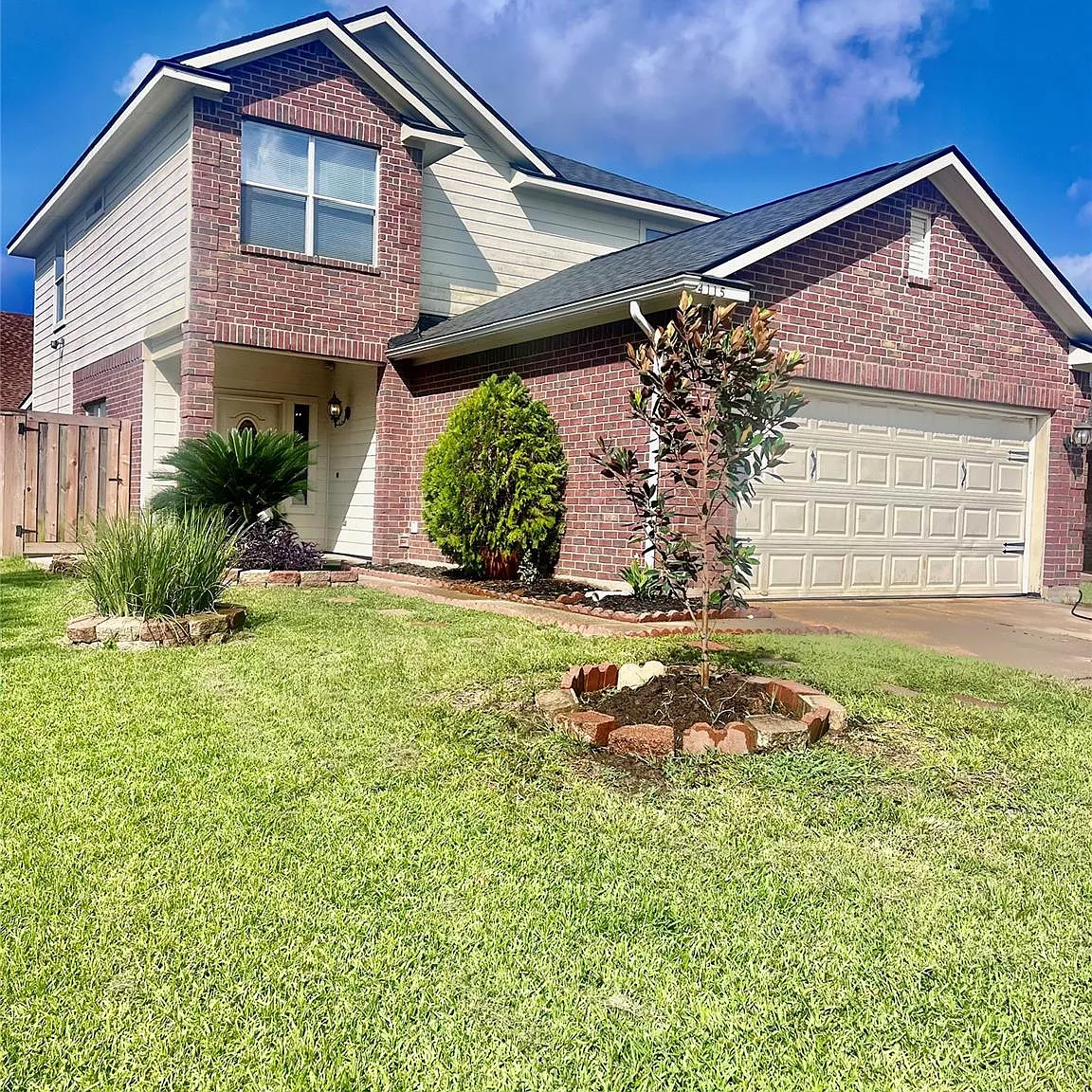 3 bed, 2.5 bath, 1930 sqft, $2,000 — Photo 1