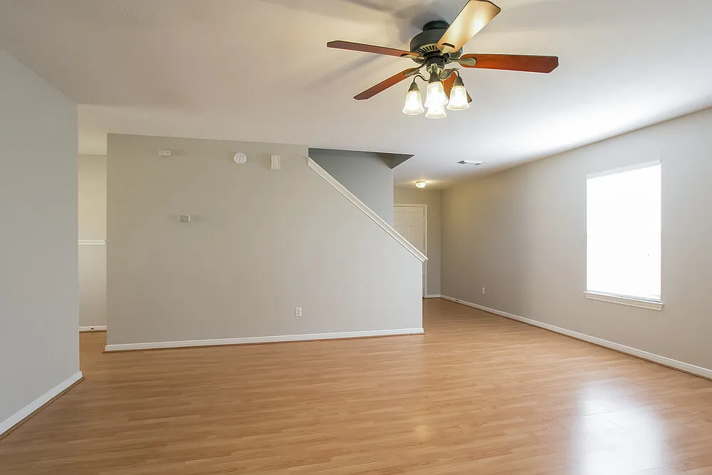 4 bed, 2.5 bath, 1960 sqft, $1,965 — Photo 3