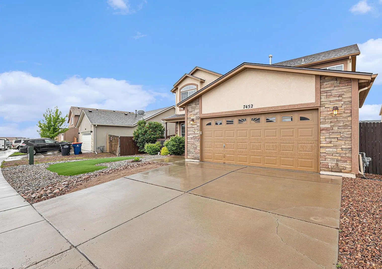 Large 2 Story Home with Full Basement and Yard. — Photo 3