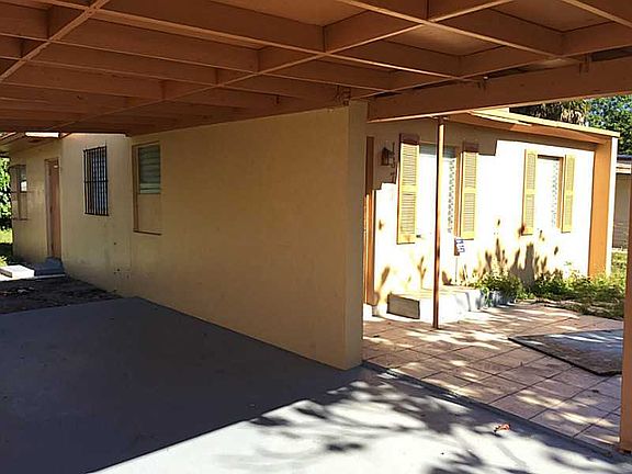 3rd image of 1677 Lauderdale Manor Dr
