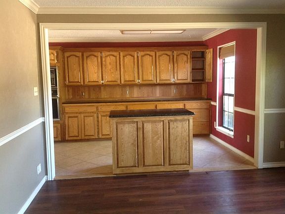 3rd image of 211 Larkspur Ln