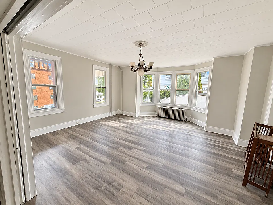 287 E Main St
