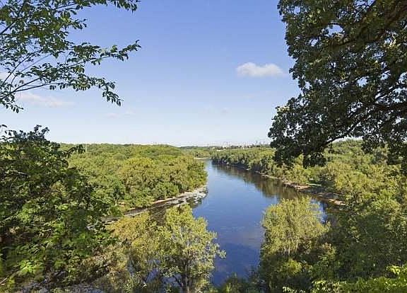 Mississippi River 2 blocks away!