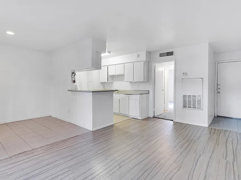 Villa Nueva Apartments — Photo 37
